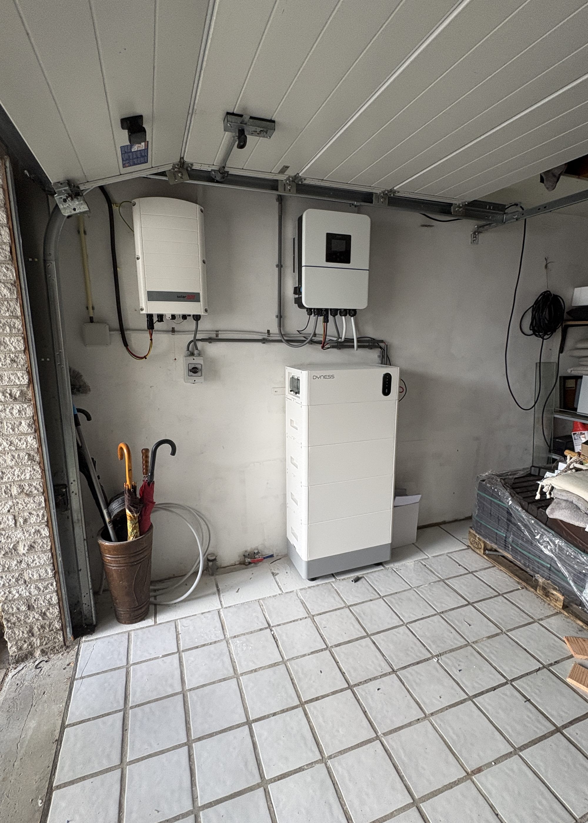 Dyness thuisbatterij met Deye-omvormer in een garage, ge&iuml;nstalleerd door Kemp Energy Solutions