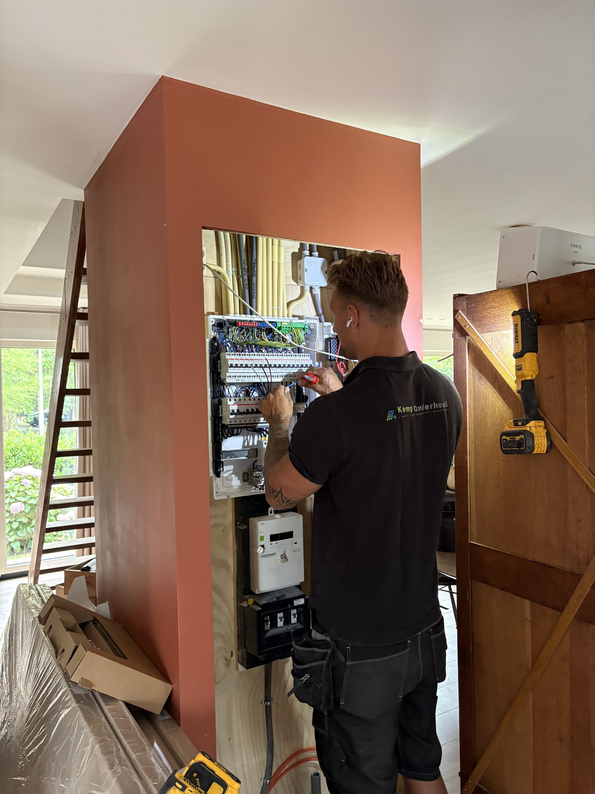 Monteur van Kemp Energy Solutions bedraadt een verdeelkast tijdens een installatie