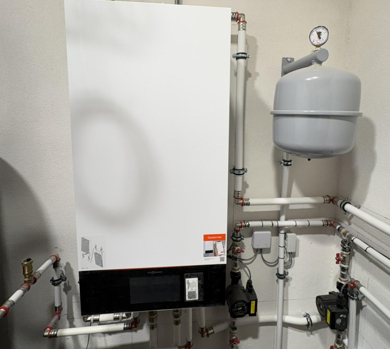 Warmtepomp- en cv-installatie netjes gemonteerd door Kemp Energy Solutions